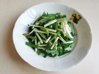 6、韭菜炒豆芽,将韭菜洗净控水切成段。