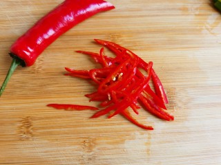 7、韭菜炒豆芽,红辣椒切成丝。不喜欢吃辣的可以不放。