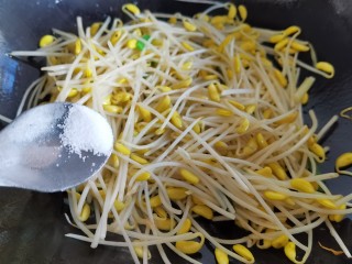 11、韭菜炒豆芽,加入少许的食盐。