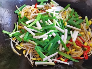 15、韭菜炒豆芽,最后放入韭菜，韭菜不要提前放，要等豆芽炒熟之后再放，大火快炒，以免炒得过老后出水。