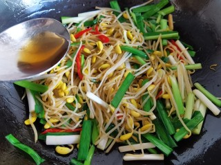 16、韭菜炒豆芽,出锅前淋入少许香油。