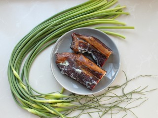 1、蒜苔炒腊肉,准备好所需食材