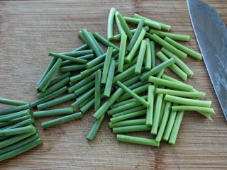 3、蒜苔炒腊肉,蒜苔掐去尾部洗净切成小段