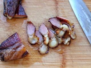 4、蒜苔炒腊肉,蒸好的腊肉晾凉切片备用