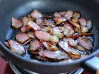 5、蒜苔炒腊肉,锅中放油烧热后倒入腊肉炒出香味