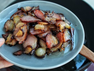 6、蒜苔炒腊肉,盛出备用