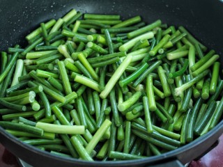 7、蒜苔炒腊肉,就锅中底油放入蒜苔大火快速翻炒均匀