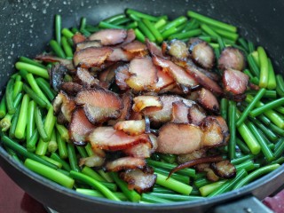 11、蒜苔炒腊肉,最后放入炒好的腊肉