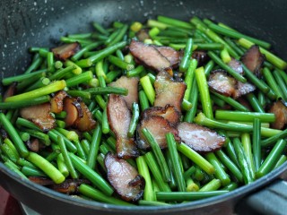 12、蒜苔炒腊肉,一起炒匀关火即可