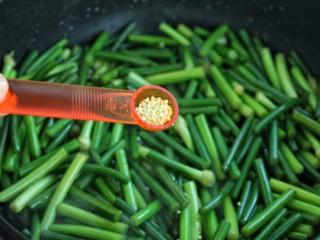 10、蒜苔炒腊肉,再放入鸡精翻炒均匀