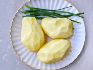 1、无敌下饭的香辣土豆片,准备好所有食材。