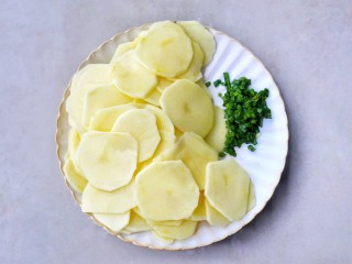 2、无敌下饭的香辣土豆片,土豆去皮切片，葱切末。