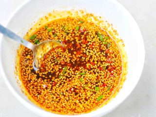 13、无敌下饭的香辣土豆片,拌匀。