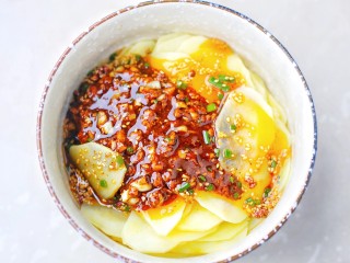 14、无敌下饭的香辣土豆片,将调好的料汁倒入土豆片中搅拌均匀静置5分钟开吃！