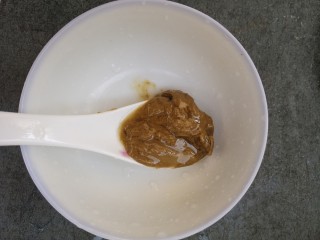 2、芝麻酱拌娃娃菜,挖一大勺