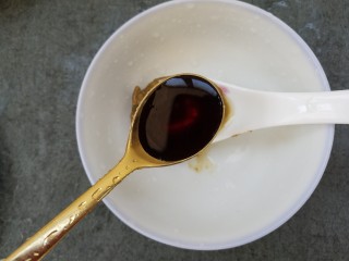 3、芝麻酱拌娃娃菜,然后加一勺生抽