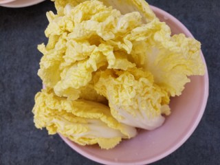 9、芝麻酱拌娃娃菜,然后开始准备娃娃菜