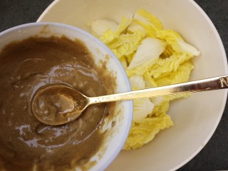 11、芝麻酱拌娃娃菜,然后倒入调好的酱料