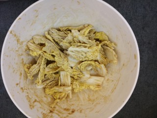 12、芝麻酱拌娃娃菜,拌匀