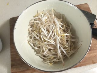 5、春季到来春满窗➕四季歌漾“素四鲜”,绿豆芽择好洗净