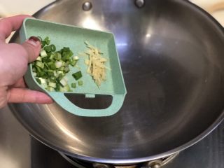 12、春季到来春满窗➕四季歌漾“素四鲜”,热锅冷油，这道素菜尽量用玉米油葵花籽油等香味清淡的，小火，加入姜丝葱末煸香