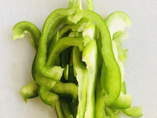 3、卷心菜炒粉丝,青椒切细丝
