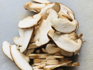 4、卷心菜炒粉丝,香菇切成薄片