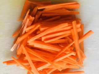 5、卷心菜炒粉丝,胡萝卜切细丝