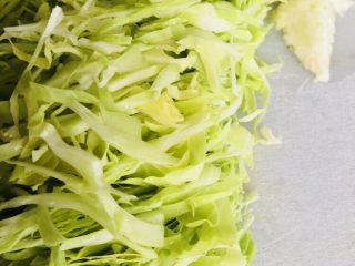 6、卷心菜炒粉丝,包菜去蒂切细丝