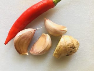 7、卷心菜炒粉丝,准备姜蒜辣椒，洗净