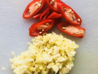 8、卷心菜炒粉丝,姜蒜去皮切末，辣椒斜切成片，喜欢辣的请加干辣椒。