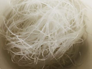 10、卷心菜炒粉丝,泡软的粉丝捞出控水备用