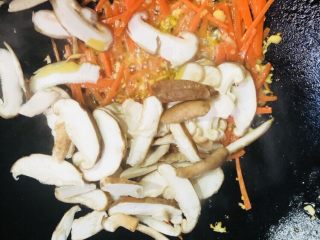 14、卷心菜炒粉丝,加入香菇翻炒