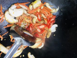 15、卷心菜炒粉丝,放入辣椒翻炒