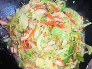 18、卷心菜炒粉丝,炒匀后加入适量开水继续翻炒，让粉丝再吸收水分。