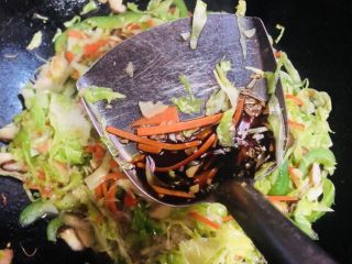 20、卷心菜炒粉丝,再加入适量生抽