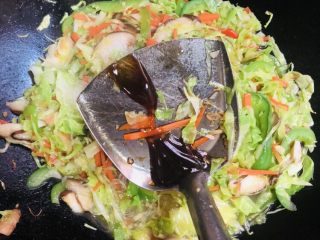 21、卷心菜炒粉丝,加入适量蚝油