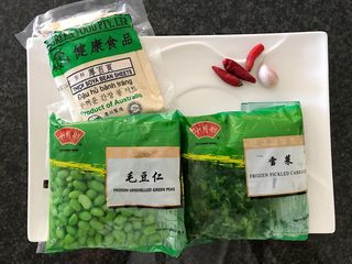 1、雪菜毛豆炒厚百叶,准备食材（厚百叶+毛豆+雪菜和小辣椒+大蒜）
