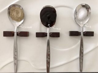 2、雪菜毛豆炒厚百叶,调味料（半小勺白胡椒粉+1小勺蚝油+2g盐）盐的比例是根据自己的雪菜咸度和各家的口味而定