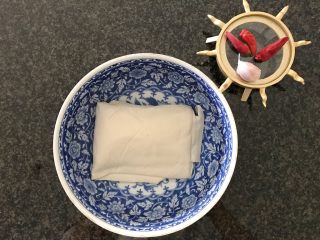 3、雪菜毛豆炒厚百叶,首先我们将厚百叶泡在清水里浸泡5分钟，去一下它的豆腥味