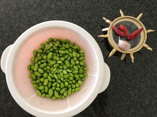 4、雪菜毛豆炒厚百叶,再把毛豆的水沥干（用新鲜毛豆那是更好的，樱桃因为澳洲没有新鲜的毛豆，只能用速冻食品了）????