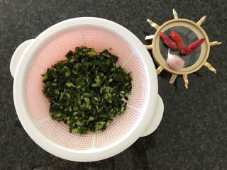 5、雪菜毛豆炒厚百叶,同时也沥干雪菜