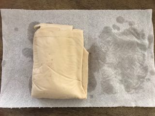 6、雪菜毛豆炒厚百叶,接下来，我们拿出浸泡在清水里的厚百叶，用厨房纸轻轻地吸干水分