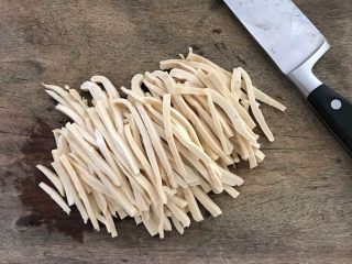 7、雪菜毛豆炒厚百叶,然后切成细丝