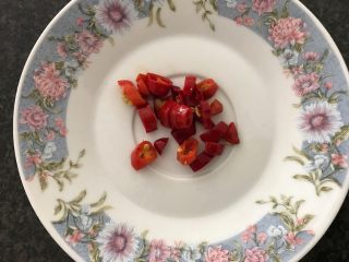 8、雪菜毛豆炒厚百叶,再把3个朝天椒切成圆圈