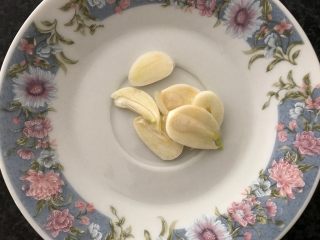 9、雪菜毛豆炒厚百叶,大蒜切片