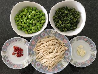 10、雪菜毛豆炒厚百叶,准备完所有手续，下面我们就可以开锅啦????