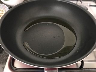 11、雪菜毛豆炒厚百叶,开大火倒3小汤勺橄榄油