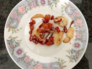 13、雪菜毛豆炒厚百叶,当蒜片爆香有微微发黄盛出