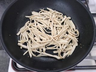 14、雪菜毛豆炒厚百叶,再倒入厚百叶煸炒